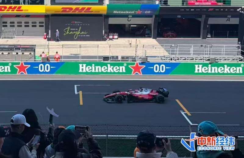  F1中国站重燃激情，车迷凌晨排队入场；票价上涨，黄牛加价，热情不减 体育新闻 F1中国站重燃激情，车迷凌晨排队入场；票价上涨，黄牛加价，热情不减 体育新闻