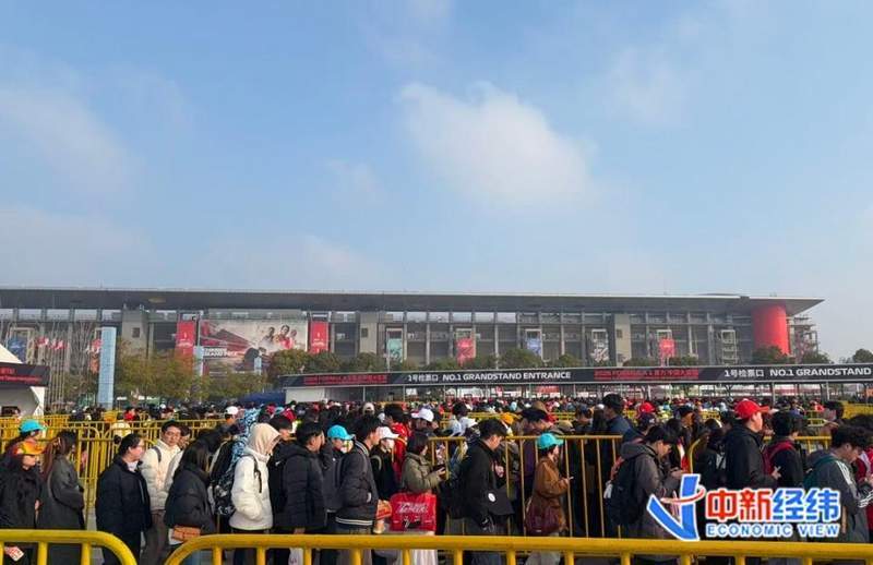  F1中国站重燃激情，车迷凌晨排队入场；票价上涨，黄牛加价，热情不减 体育新闻 F1中国站重燃激情，车迷凌晨排队入场；票价上涨，黄牛加价，热情不减 体育新闻