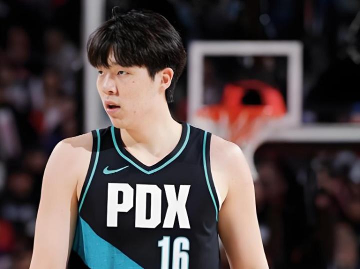 开拓者轻松取胜,杨瀚森末节短暂亮相;韩乔生直言不解教练意图。 体育新闻 开拓者轻松取胜,杨瀚森末节短暂亮相;韩乔生直言不解教练意图。 体育新闻