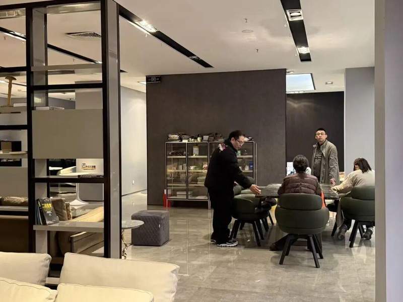 普陀家居市场借楼市东风强劲复苏；两大巨头促销火力全开，消费热情高涨。