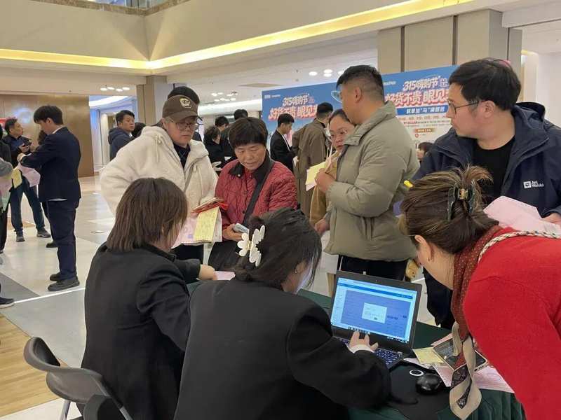  普陀家居市场借楼市东风强劲复苏；两大巨头促销火力全开，消费热情高涨。 房产家居