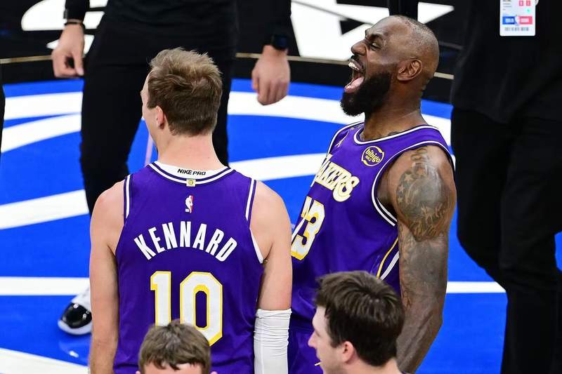  热血沸腾！39岁詹姆斯诠释何为真正的领袖，湖人大胜背后的团队力量 体育新闻