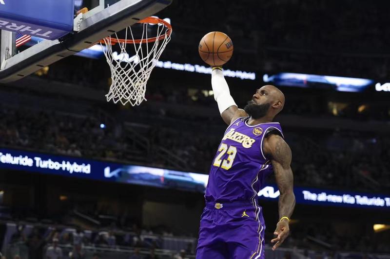  热血沸腾！39岁詹姆斯诠释何为真正的领袖，湖人大胜背后的团队力量 体育新闻