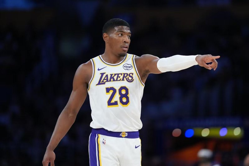  热血沸腾！39岁詹姆斯诠释何为真正的领袖，湖人大胜背后的团队力量 体育新闻