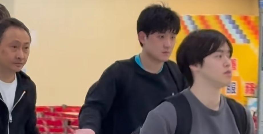  那个独自坐在替补席上的身影，让人看到了竞技体育最残忍的一面 体育新闻