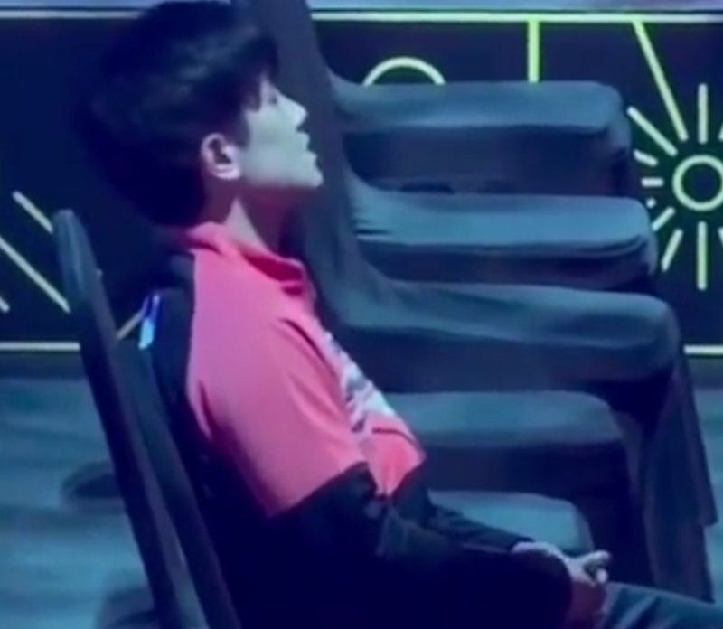  那个独自坐在替补席上的身影，让人看到了竞技体育最残忍的一面 体育新闻