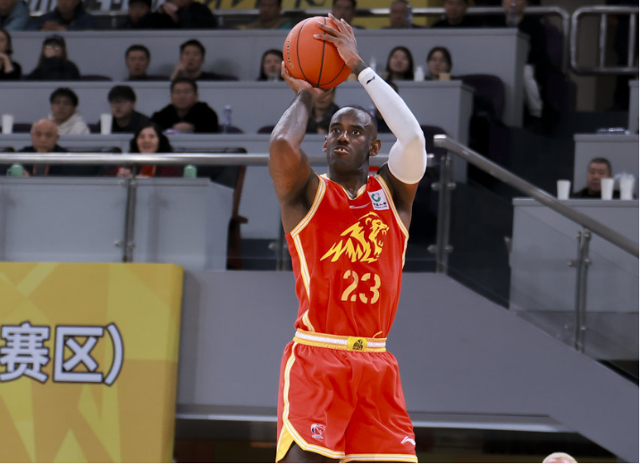  【技术解码】塔克36+15+12大号三双：广厦险胜山东背后的战术逻辑与数据真相 体育新闻