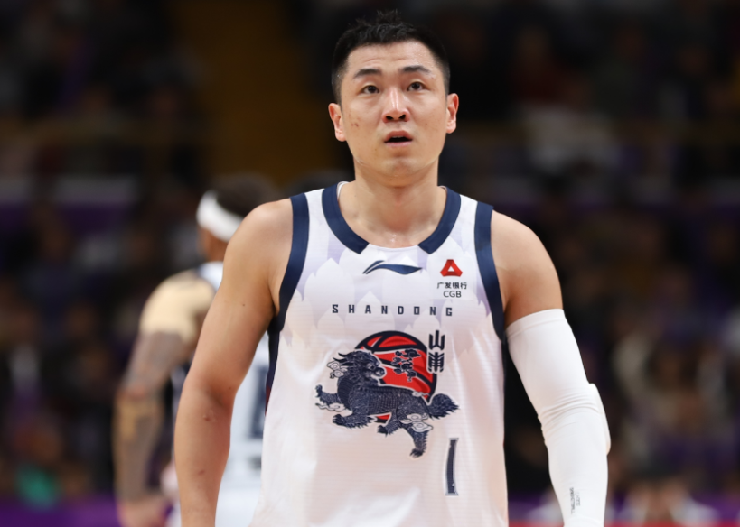  【技术解码】塔克36+15+12大号三双：广厦险胜山东背后的战术逻辑与数据真相 体育新闻