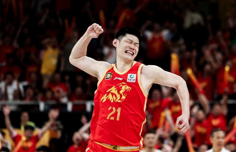  【技术解码】塔克36+15+12大号三双：广厦险胜山东背后的战术逻辑与数据真相 体育新闻